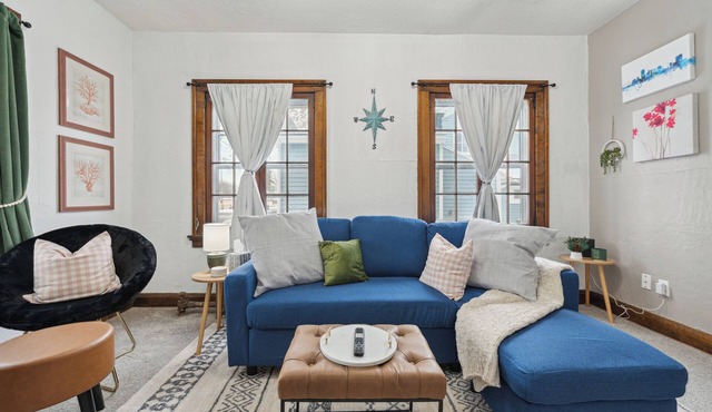 Cute & Cozy 1br apartment in the heart of Uptown!