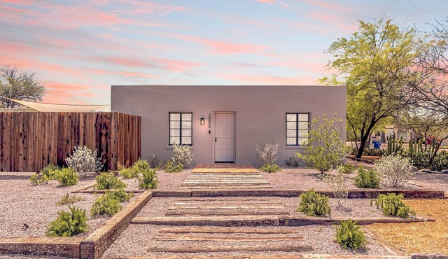 Cute & Cozy 2BR/1BA Adobe w Firepit Near UA & UMC - Low Summer Rates! 🏡🌵🌞