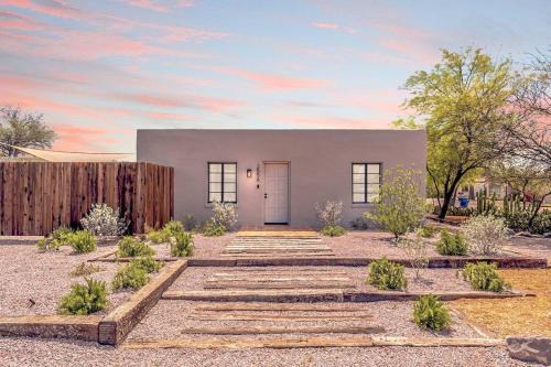 Cute & Cozy 2BR 1BA Adobe w Firepit Near UA & UMC