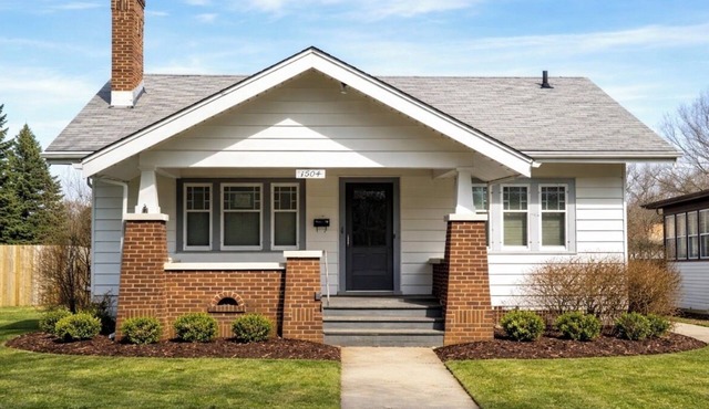 Cute cozy 3-bedroom cottage perfect for a relaxing stay in Rockford