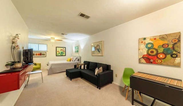 Cute, Cozy and Quiet Studio just north of UT and Downtown.