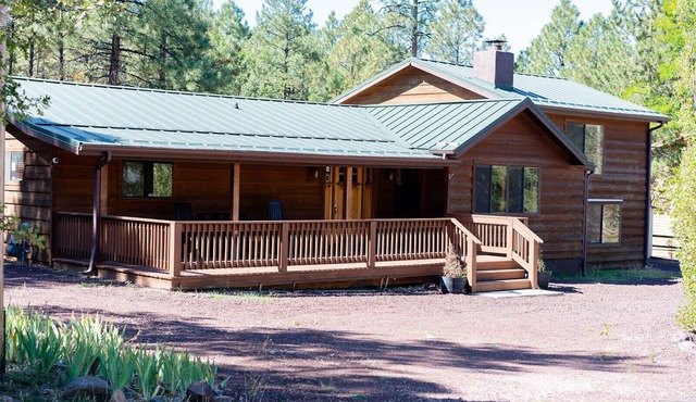 *CUTE COZY CABIN IN THE PINES*PET FRIENDLY*FENCED YARD*
