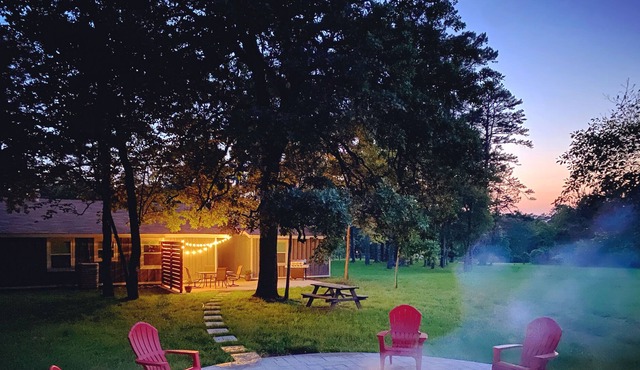 Cute & Cozy Cabin w/ hot tub, huge firepit, foosball and quiet seclusion!