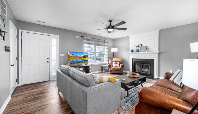 Cute, Cozy, Comfy pet friendly 4 Bedroom with Fenced yard!n
