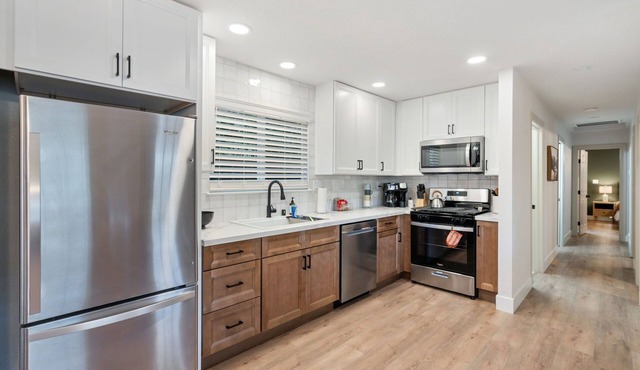 Cute & Cozy Cottage – the perfect getaway in Clarksburg!