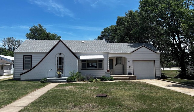 Cute cozy full home fenced back yard spacious parking near lake