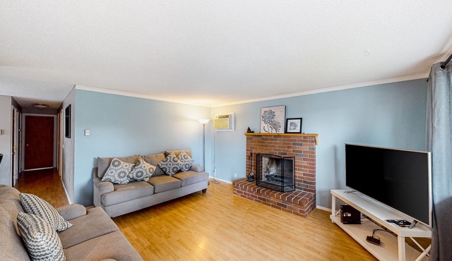 Cute, cozy home with fenced backyard & grill - close to heart of Eugene