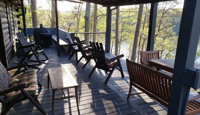 Cute, cozy log cabin on beautiful Smith Lake, Arley AL (year round deep water)