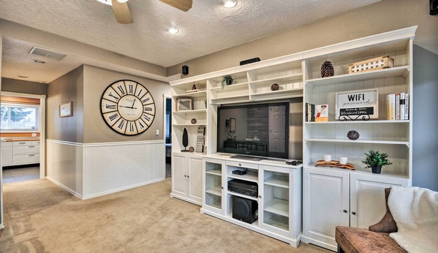 Cute & Cozy PDX Area Townhouse: 31 Mi to Mt. Hood!