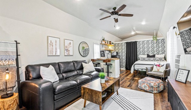 Cute & Cozy Tiny House Minutes to Downtown Waco!