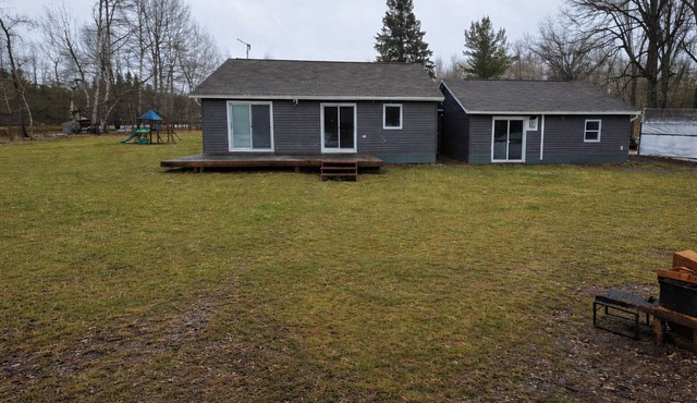 Cute Creekside Cottage with direct access to Lake Nipissing