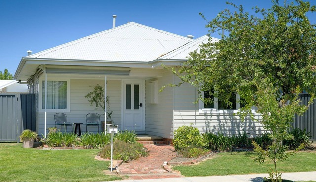 Cute Cummings St Cottage - Gorgeous renovated three bedroom cottage in Wodonga