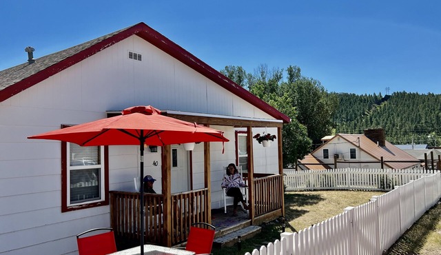Cute Custer Cottage - Walk to restaurants and shopping