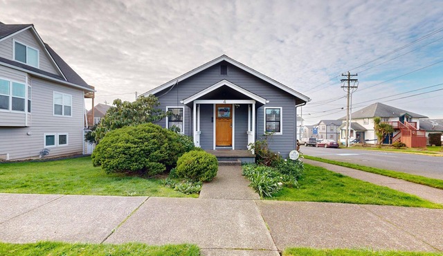 Cute, dog-friendly cottage w/views in Nye Beach - walk to shops & the park