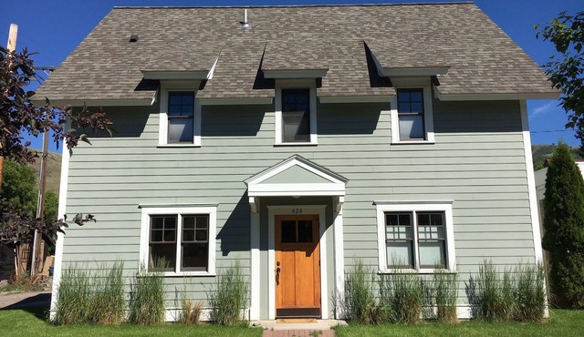 Cute Downtown Apartment, Walk to University, Shops & More!