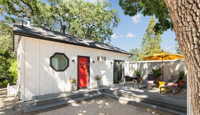 Cute Downtown Saint Helena Wine Country Cottage!