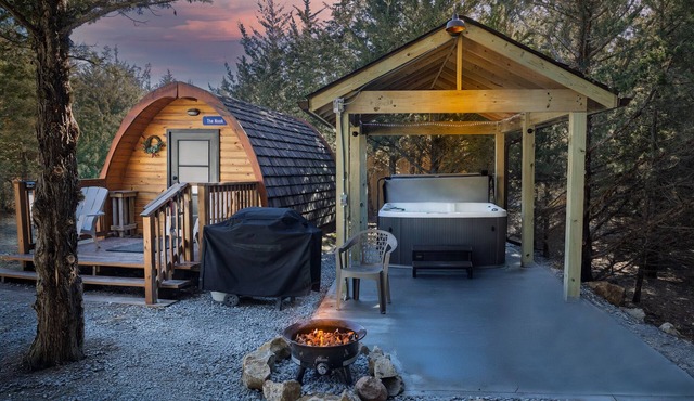 Cute European Bungalow Cabin w/Hot Tub. 1 Double Bed