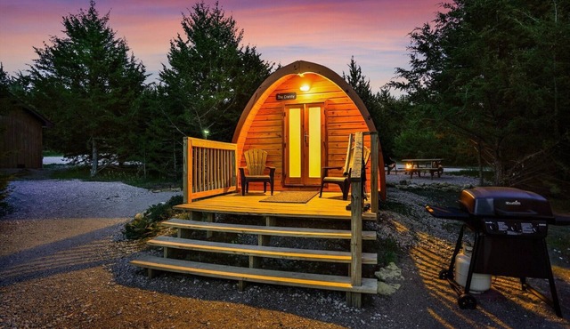 Cute European Bungalow Cabin w/Hot Tub. 1 Double Bed