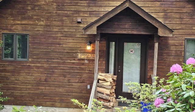 Cute family cabin w/hot tub