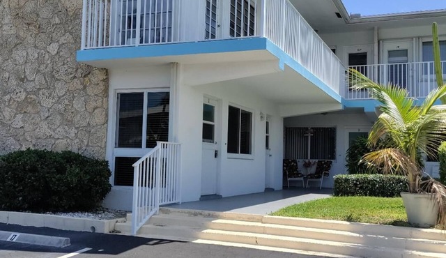 Cute, furnished apt for 2 people, 1 block from beach