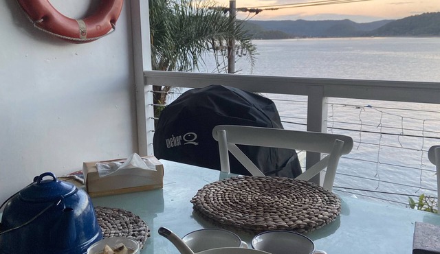 Cute Hawkesbury River shack w/jetty, kayaks, bush & artist studio. Dogs ok.