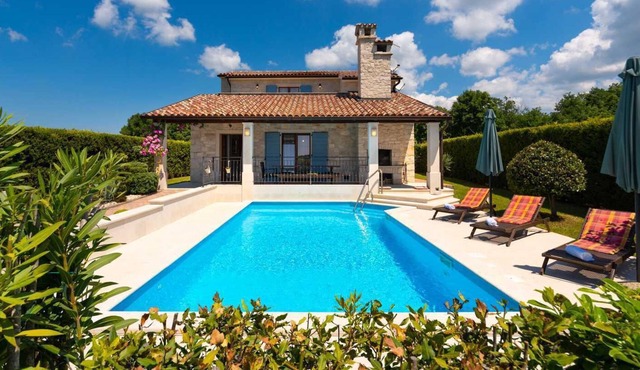 Cute holiday house with swimming pool in Istria