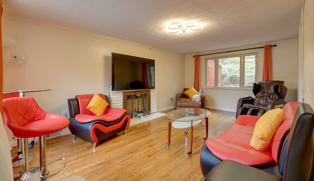 Cute Home w/Patio ~ 7 Mi to Dtwn Pittsburgh