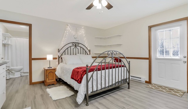 Cute, Homey Place Just Out Of Town With A Country Feel