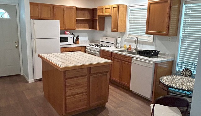 Cute house close to Eufaula Lake! Room to park a boat!