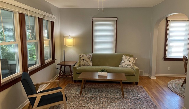 Cute house close to hospital, UW, shops, bike trails and restaurants