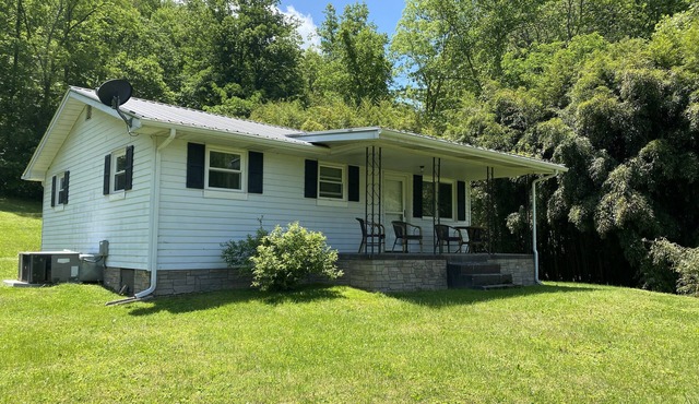 Cute house convenient to Gatlinburg, Pigeon Forge, and hiking in the smokies.