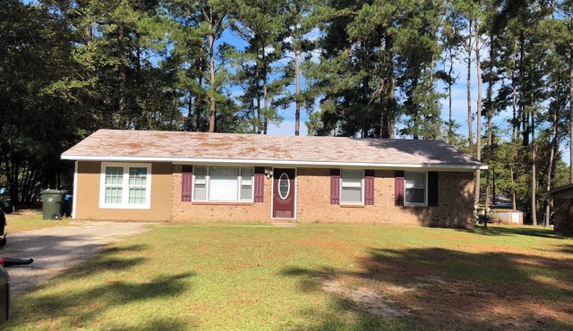 Cute house in a central location near cape fear hospital and Fort Liberty.