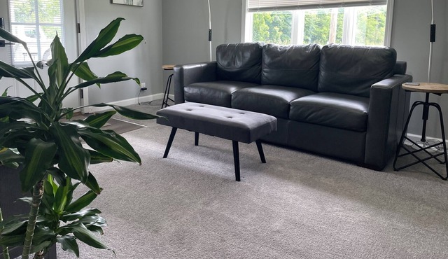 Cute House Only Minutes from Airport w/ Workspace!