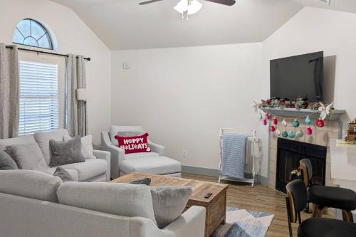 Cute house walking distance to campus