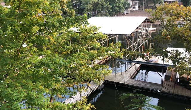Cute Lakefront 4bd 2 bath duplex cabins Bothsides : Special: Total 449 pr nite!