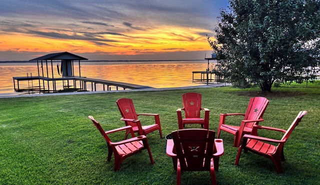 Cute Lakefront Cabin with Beautiful Sunsets in charming Gun Barrel City