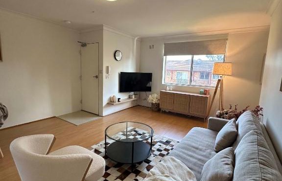 Cute & Light-filled Apartment - near Liverpool CBD