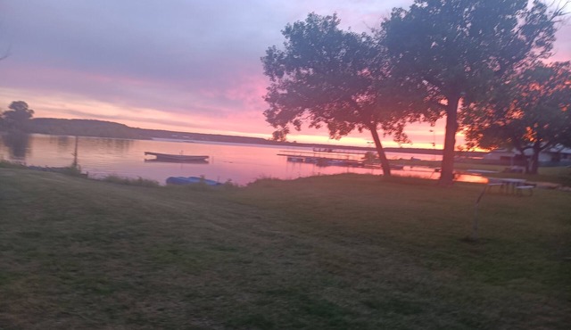 Cute little 1 bedroom cabin on lake Lake Leon in Eastlake, Tx.
