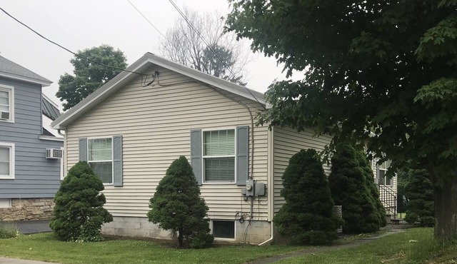 Cute little 3 bedroom house close to Downtown Alex Bay