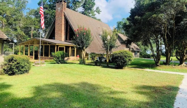 Cute little apt. Safe charming quiet setting.