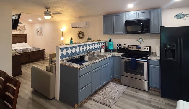 Cute little costal cabin. One mile from Lake Tenkiller. Private Spa/Hot Tub