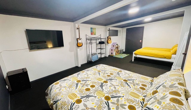 Cute little Ex-Recording studio turned guesthouse. Central & family friendly!