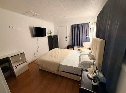 Cute little private Room with attached bath, Private Entrance, Parking & WIFI
