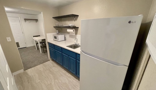 Cute little studio apartment only two blocks from Lake LBJ.