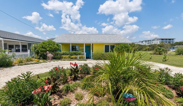 Cute Little Yellow Cottage Across From the Beach!
