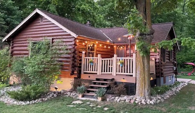 Cute Log Cabin! Boyne Mountain! Hot Tub! Walloon Lake! Fireplace! Beach!