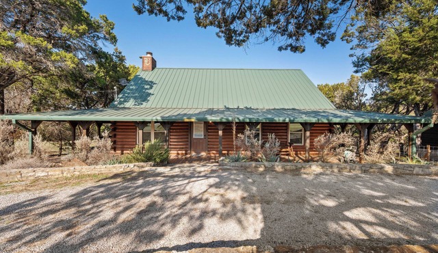 Cute log cabin in The Canyons near Lake Whitney
