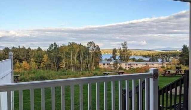 Cute Lower Level Cedar Lodge Room with Balcony & Lake Views!