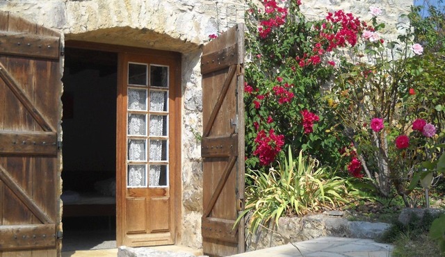 Cute mezzanine apartment, NEW heated saltwater pool, 6 ac beautiful grounds