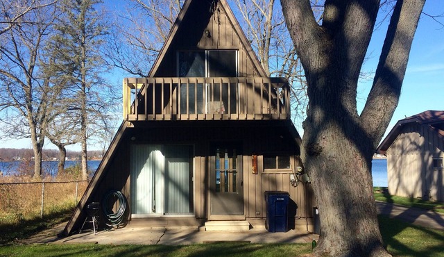 Cute Mid-Century Cottage on Fine Lake!